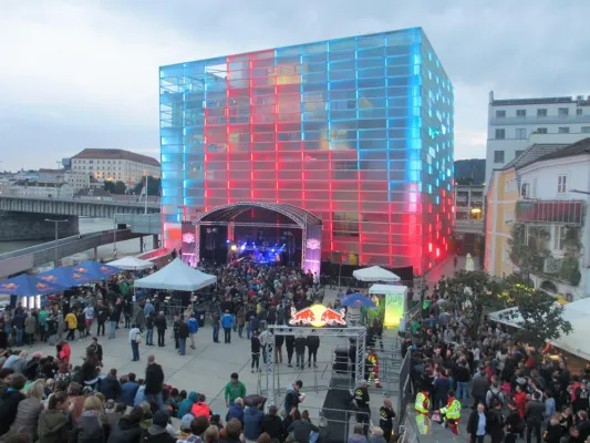 Bild: 'jede Dose zählt' rockt die Red Bull Brandwagen & FM4 Frequency Warm Up Tour 2015