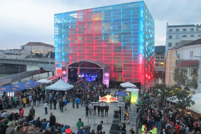 Bild: 'jede Dose zählt' rockt die Red Bull Brandwagen & FM4 Frequency Warm Up Tour 2015