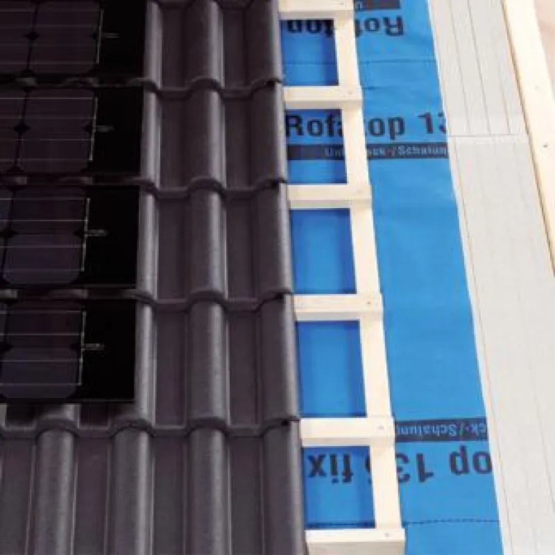 Die Eternit AG krönt ihren System-Aufbau für das geneigte Dach: Auf die Zwischensparrendämmung Etertherm und die Dachfolie Rofatop folgen die klassische Deckung mit Dachsteinen Heidelberg und die neue
