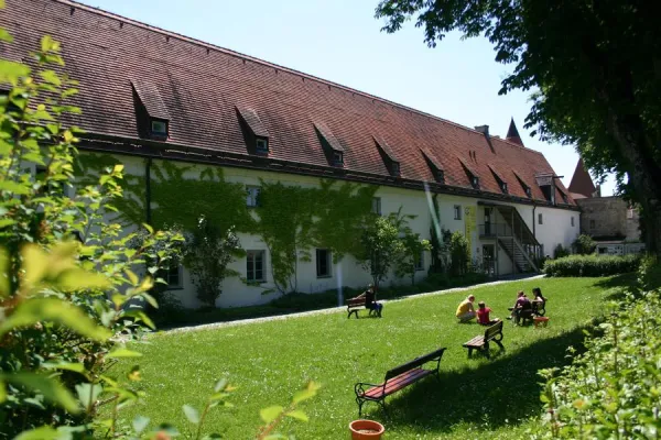 Bild: Hinter die Kulissen der Theaterwelt blicken - am 24. Juni lädt die Athanor Akademie zum Tag der offenen Tür