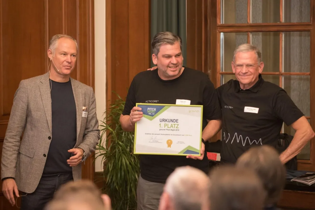 Jens Klemann überreicht die Siegerurkunde an Denis und Hanns-Peter Cohn (Foto: York Irmer).