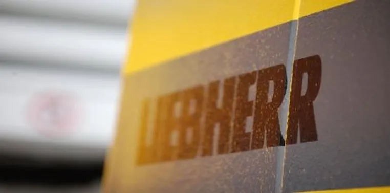 Bild: Liebherr Kranflotte errichtet neue Justizvollzugsanstalt