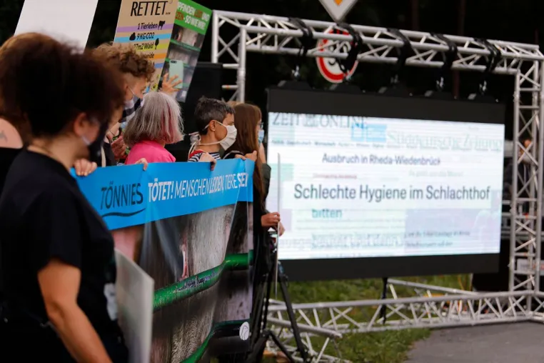 Bild: Schweinemäster muss sich wegen unangemeldeter Versammlung vor Amtsgericht Rheda-Wiedenbrück verantwort