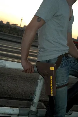 Bild: Lederholster als stylische Männerhandtasche - Frühlingsgefühle nach der Fashion Week 2011