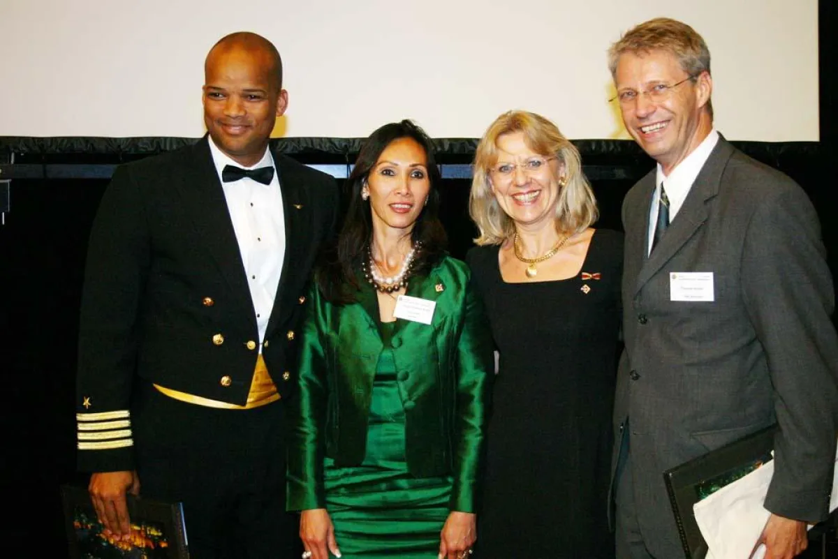 Der NASA-Astronaut Robert L. Curbeam (links) und der deutsche ESA-Astronaut Thomas Reiter (rechts) in Heidleberg mit den VDAC-Präsidentinen Annette Thor (Mitte rechts) und Trami-Christina Kraft (Mitte