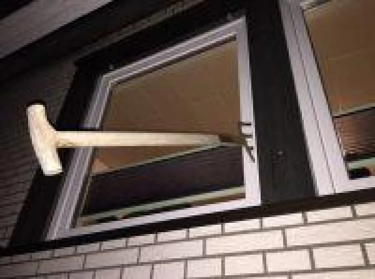 Das Fenster aus dem Hause German Windows hielt dem Aufhebel-Versuch mit einer Mistgabel stand (Foto: GW German Windows).