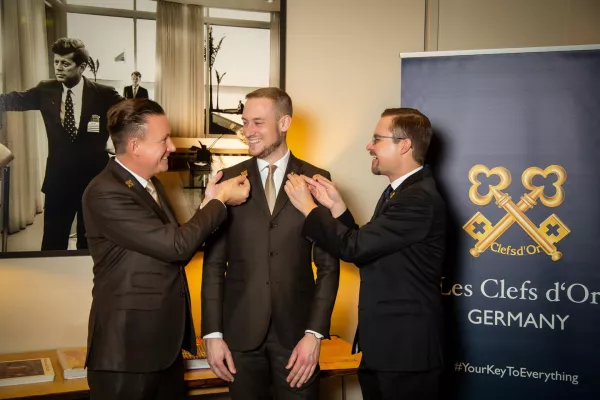 Vier Musketiere wieder komplett: Jung-Concierge der Villa Kennedy erhält Goldene Schlüssel Bild: Vier Musketiere wieder komplett: Jung-Concierge der Villa Kennedy erhält Goldene Schlüssel