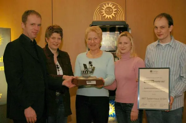Bild: Für den kundenfreundlichsten Support gewinnt die BEIT GmbH der Gauselmann Gruppe den Help Desk Award 2007