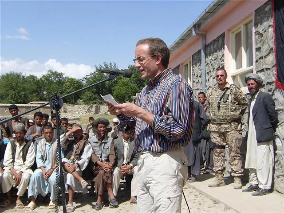 Wigald Boning bei der Eröffnung einer afghanischen Schule