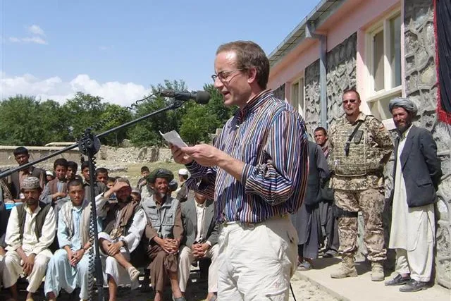 Bild: Wigald Boning am Hindukusch - TV-Star und Bundeswehr bauen Schulen in Afghanistan