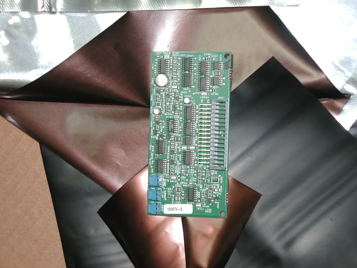 Eine Folie aus Kupfer, die korrosive Gase an sich bindet: INTERCEPT TECHNOLOGY™ heißt das innovative Verpackungsmaterial, das verschiedenste Materialien zuverlässig schützt. Foto: PackSynergy