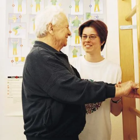 Reha für Ältere wird häufig gestrichen Bild: Reha für Ältere wird häufig gestrichen