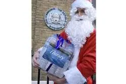 „Thirsty Still“: Weihnachtsmann überreicht Geschenk der Buschleute an Botswanas Regierung Bild: „Thirsty Still“: Weihnachtsmann überreicht Geschenk der Buschleute an Botswanas Regierung