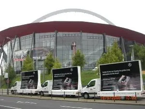Mercedes-Benz Köln/Leverkusen setzt auf die Werbewirksamkeit der Mobilen Plakate Bild: Mercedes-Benz Köln/Leverkusen setzt auf die Werbewirksamkeit der Mobilen Plakate