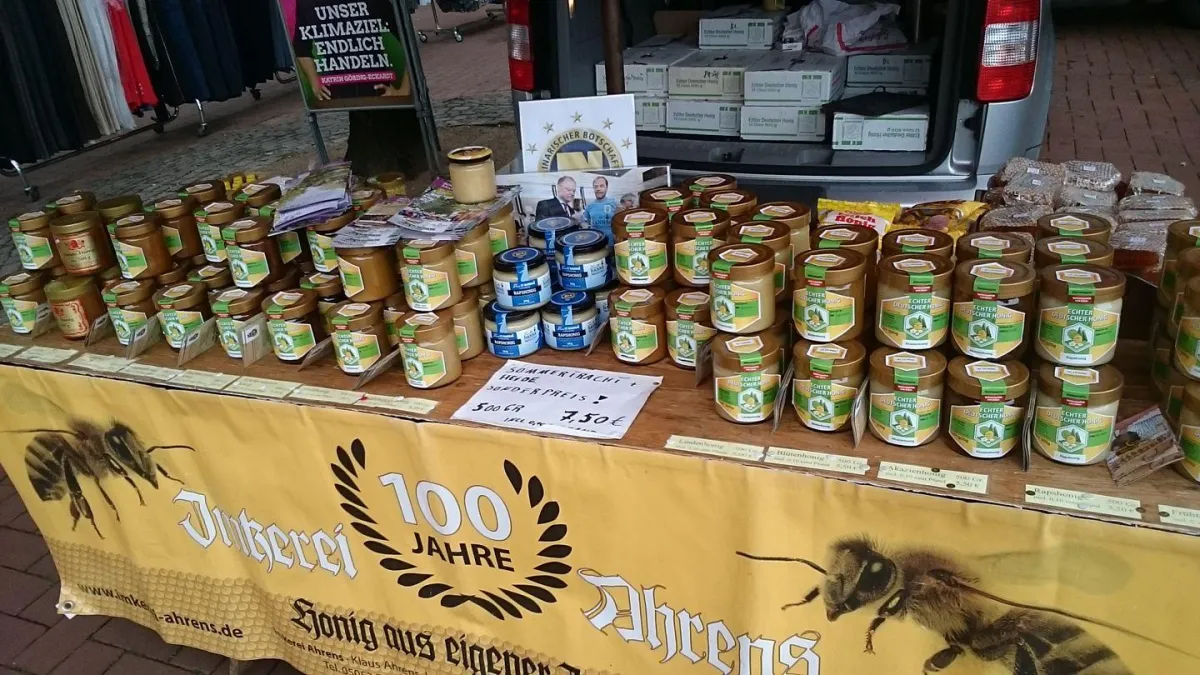 Typischer Verkaufsstand der Imkerei Ahrens