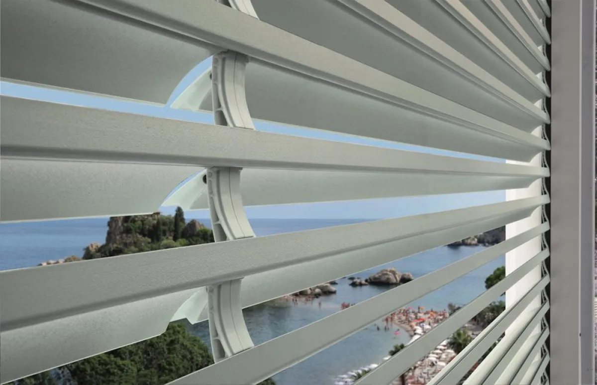 ORIENTA_ROLLSTORE mit aufgestellten Lamellen