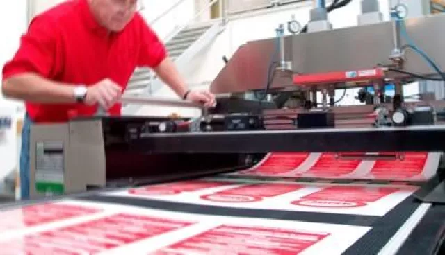 Bild: Typographus vereint Siebdruck und Digitaldruck für den Druck von Aufklebern