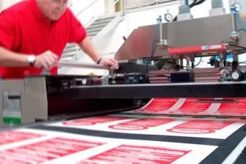 Bild: Typographus vereint Siebdruck und Digitaldruck für den Druck von Aufklebern