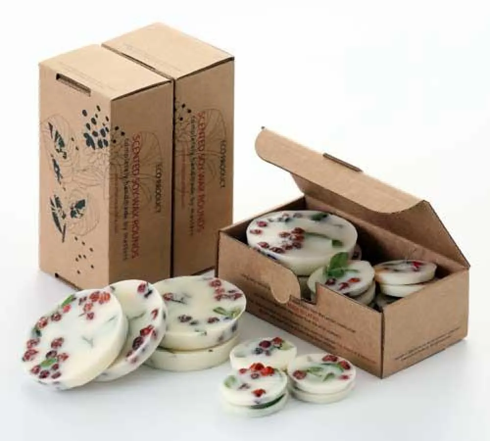 100% natürliche, handgefertigte Mini-Sojawachskerze + Deko-Rounds dekoriert mit Kräutern u. Blüten aus Lettland.