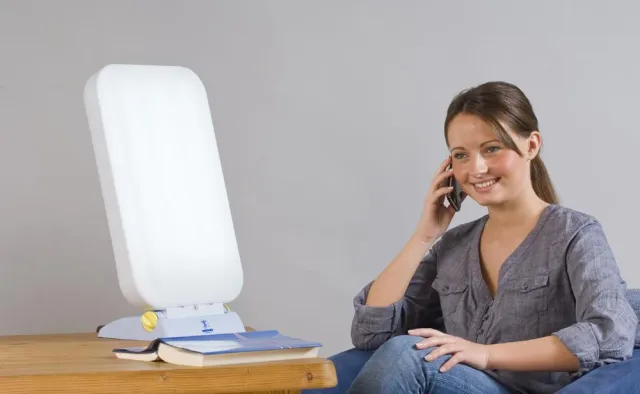 Bild: Winterdepression drückt auf die Stimmung - mit Lichttherapie die Sommerlaune beibehalten