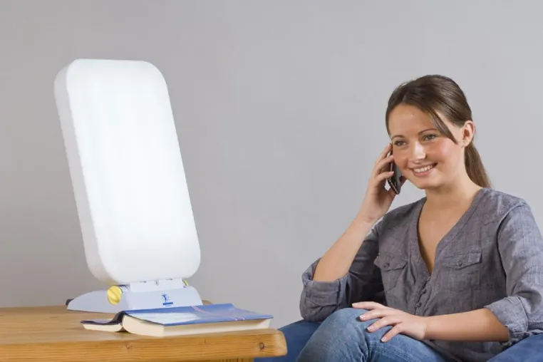 Bild: Winterdepression drückt auf die Stimmung - mit Lichttherapie die Sommerlaune beibehalten