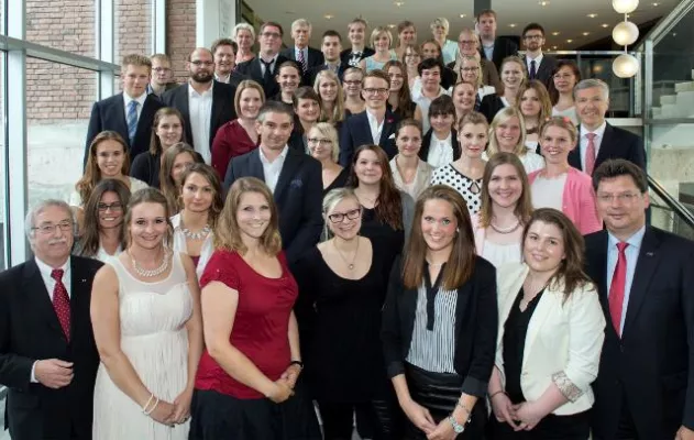 Landesverband der Freien Berufe ehrt jahrgangsbeste Auszubildende Bild: Landesverband der Freien Berufe ehrt jahrgangsbeste Auszubildende