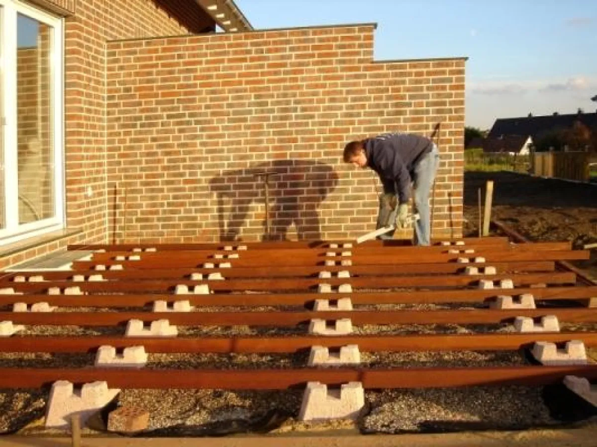Mit dem neuen Fundamentstein von Brinkmann lassen sich Holzterrassen und Gartenhäuser ganz schnell und leicht in Eigenregie errichten. Bild: tdx/Brinkmann System-Beton