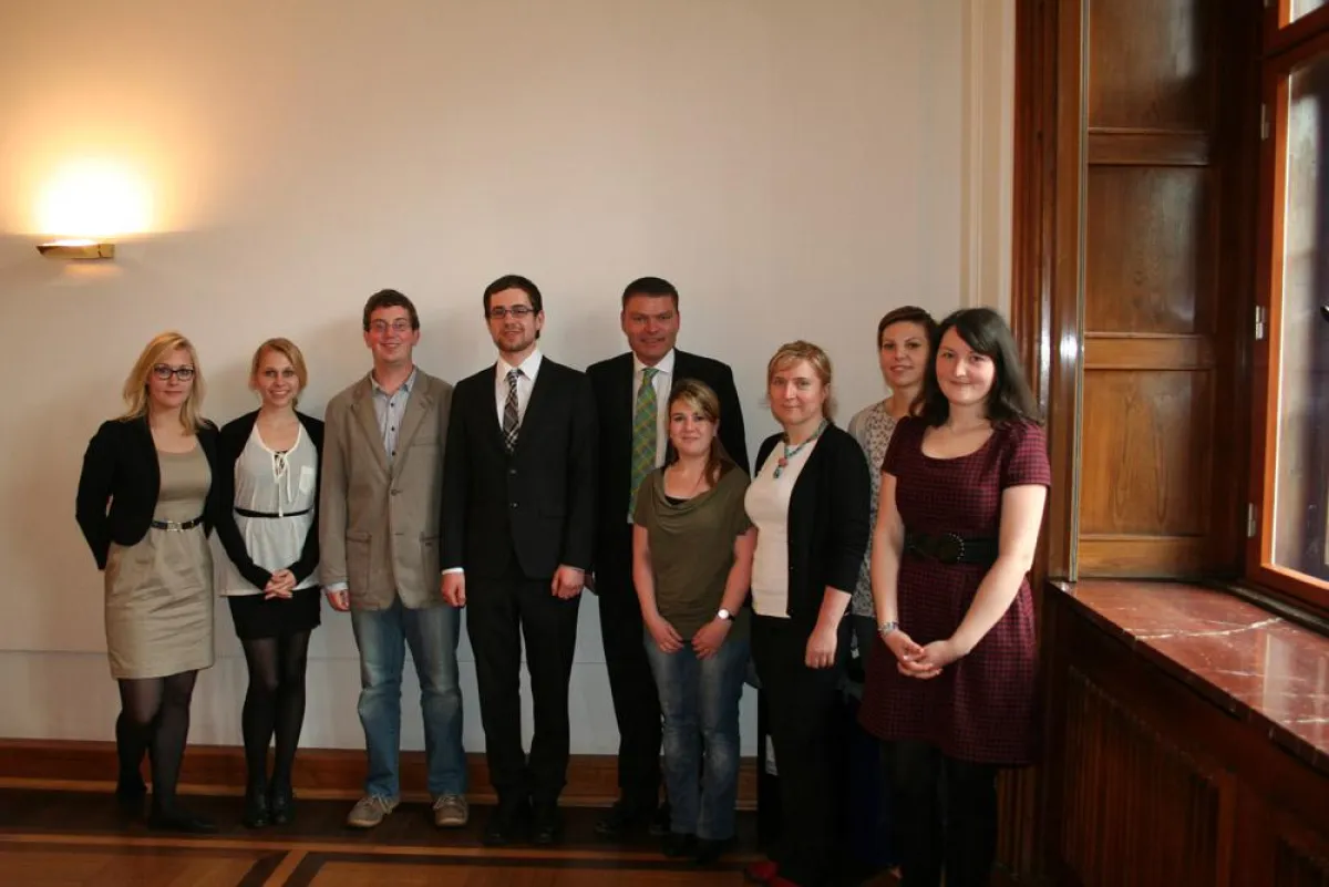 Innenminister Holger Stahlknecht (5.v.l.) mit Studierenden der Hochschule Harz.