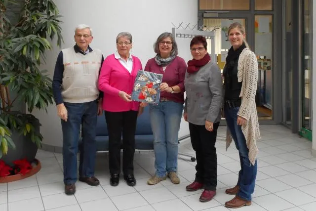 Bild: „Singen unterm Weihnachtsbaum“ bescherte dem Seniorenzentrum Martinshaus jetzt 550 Euro
