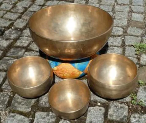 Bild: Große Unterschiede bei Klangschalen - nicht alle sind für Klangtherapie geeignet.