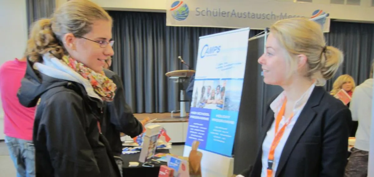 Schülerin auf einer SchülerAustausch-Messe (Foto: Dt. Stiftung Völkerverständigung)