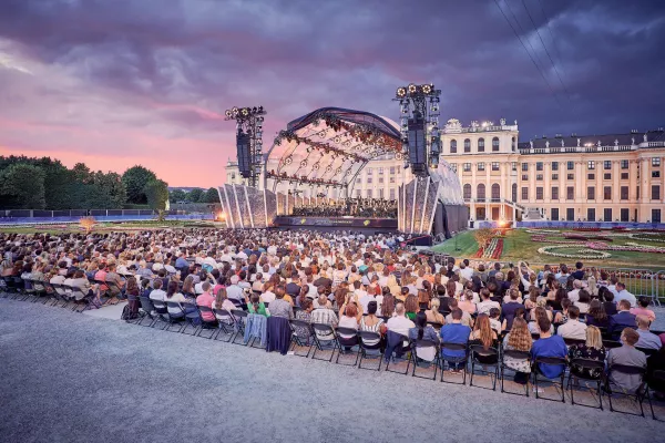 Bild: L-Acoustics ganz klassisch. Redline Enterprise beschallt das Sommernachtskonzert der Wiener Philharmoniker.