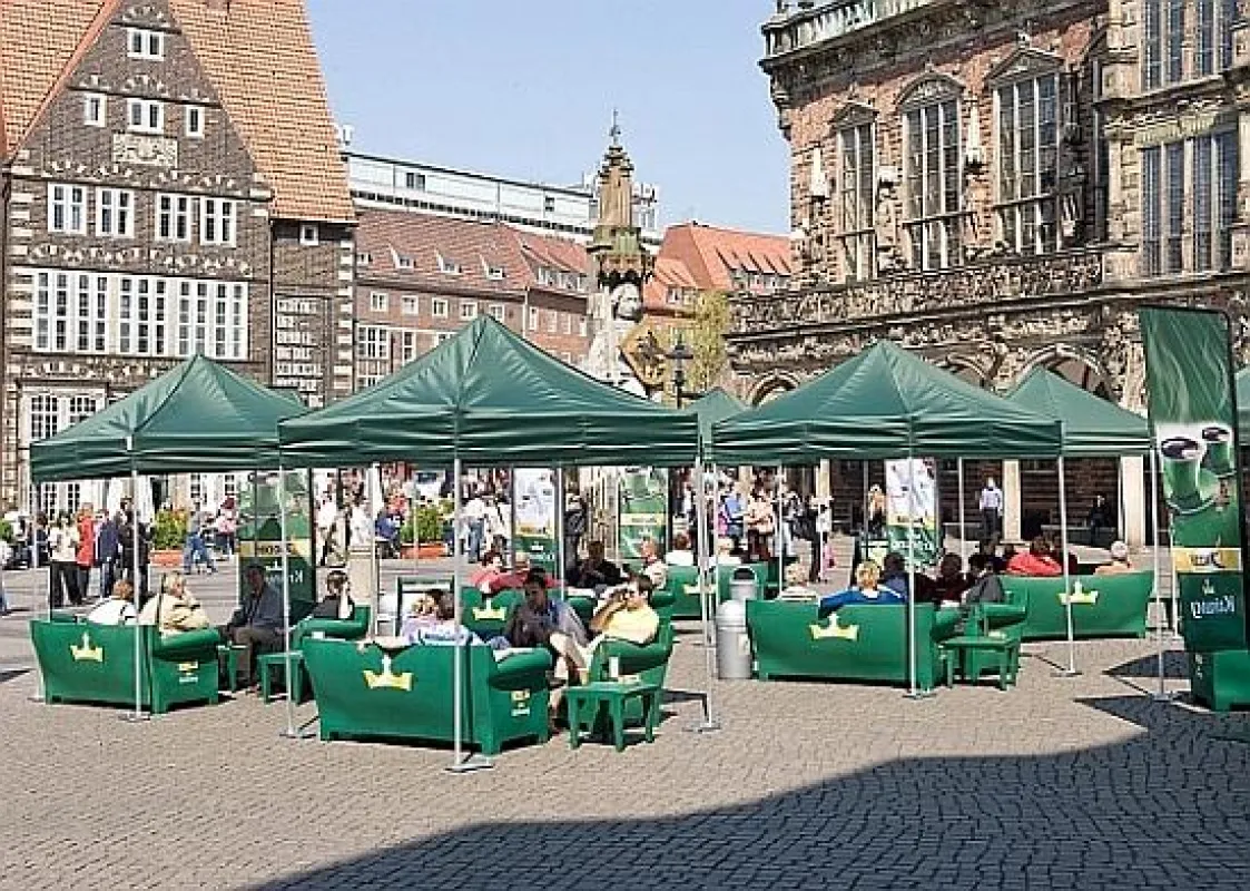 40 grüne Jacobs Krönung Sofas verwandeln am 10. Oktober die Schildergasse Ecke Zeppelinstraße in ein großes Wohnzimmer, wie hier beim Auftakt der Gesprächstour in Bremen Ende April. Die Sofas laden di