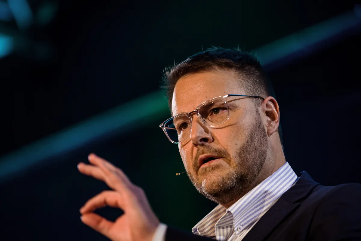 Alexander Schuh beim Internationalen Speaker Slam  (© Foto: @dominikpfau)