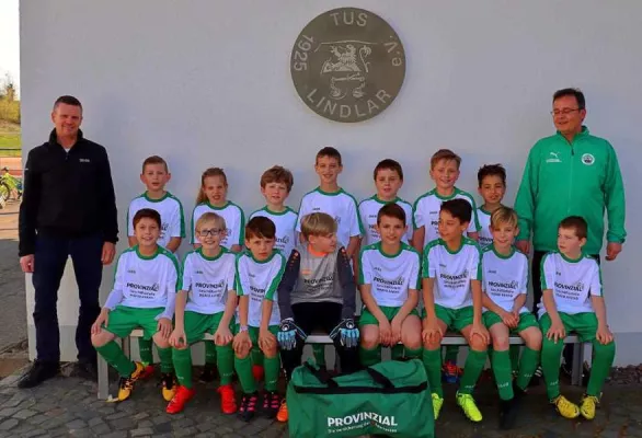 Bild: Provinzial Mario Arend übergibt Fußballtrikots an U11 des TuS Lindlar