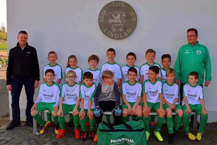 Provinzial Mario Arend übergibt Fußballtrikots an U11 des TuS Lindlar Bild: Provinzial Mario Arend übergibt Fußballtrikots an U11 des TuS Lindlar