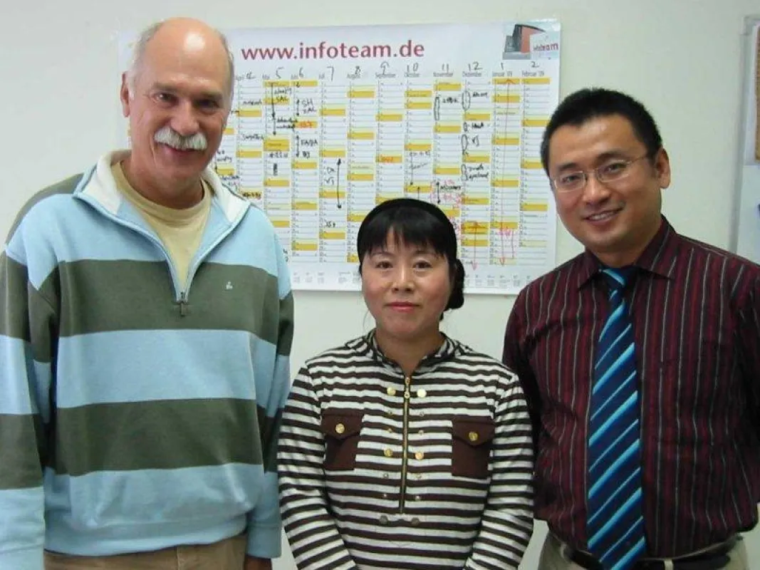 Foto: v.l. Dr. Wolfgang Brendel, Geschäftsführer infoteam Software, Mrs. SuXia Hu, Buchhaltung und Mr. Yunhao Jiang, Chief Representative Beijing