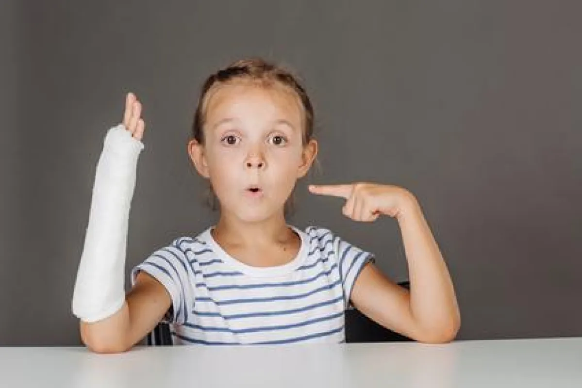 Vitamine D und K beugen Knochenbrüchen von Kindern und Jugendlichen vor (Bild: kaninstudio/fotolia)