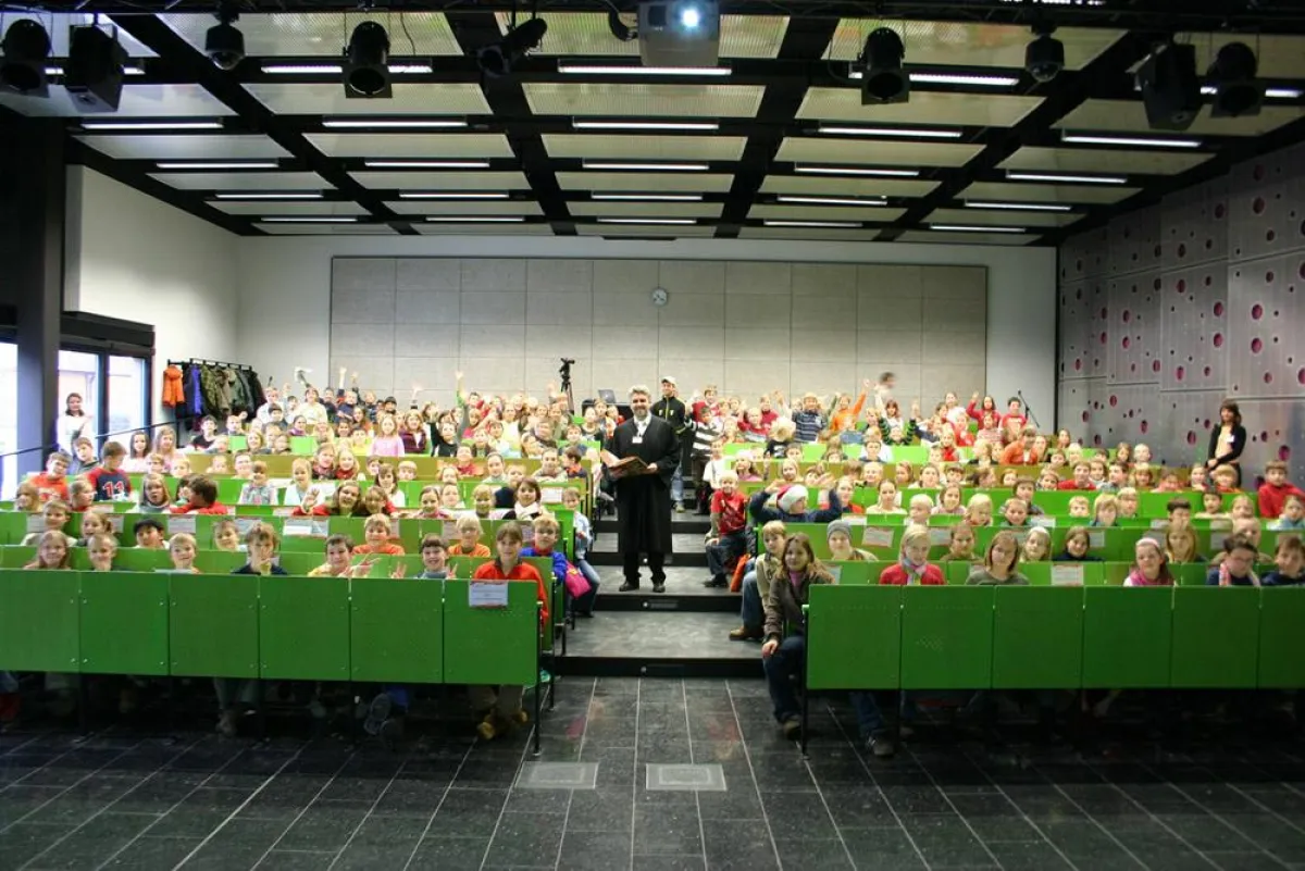 „Vorsicht Taschengeldgangster!“ hieß die Kindervorlesung von Hochschul-Rektor Prof. Dr. Armin Willingmann, der dabei auch in die Rechtsgrundlagen für Minderjährige einführte