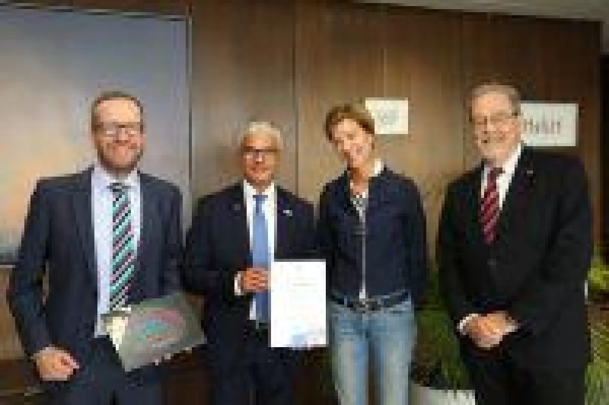 Holger Geißler (Marketing-Club), Oberbürgermeister Ashok Sridharan, Margit Schmit und Prof. Dr. Kurt F. Troll (Marketing-Club)
