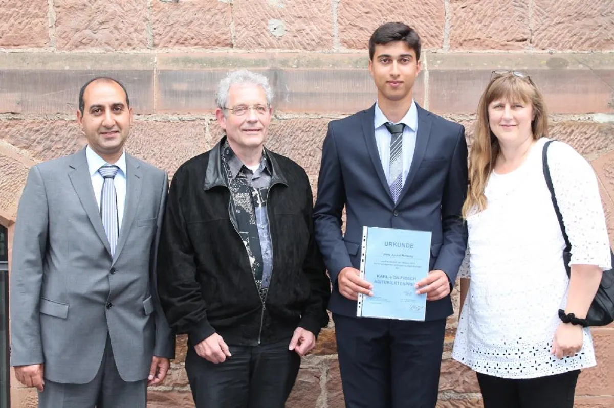 Hàdy Jussuf Metwaly mit Eltern und Biologielehrer Werner Koch