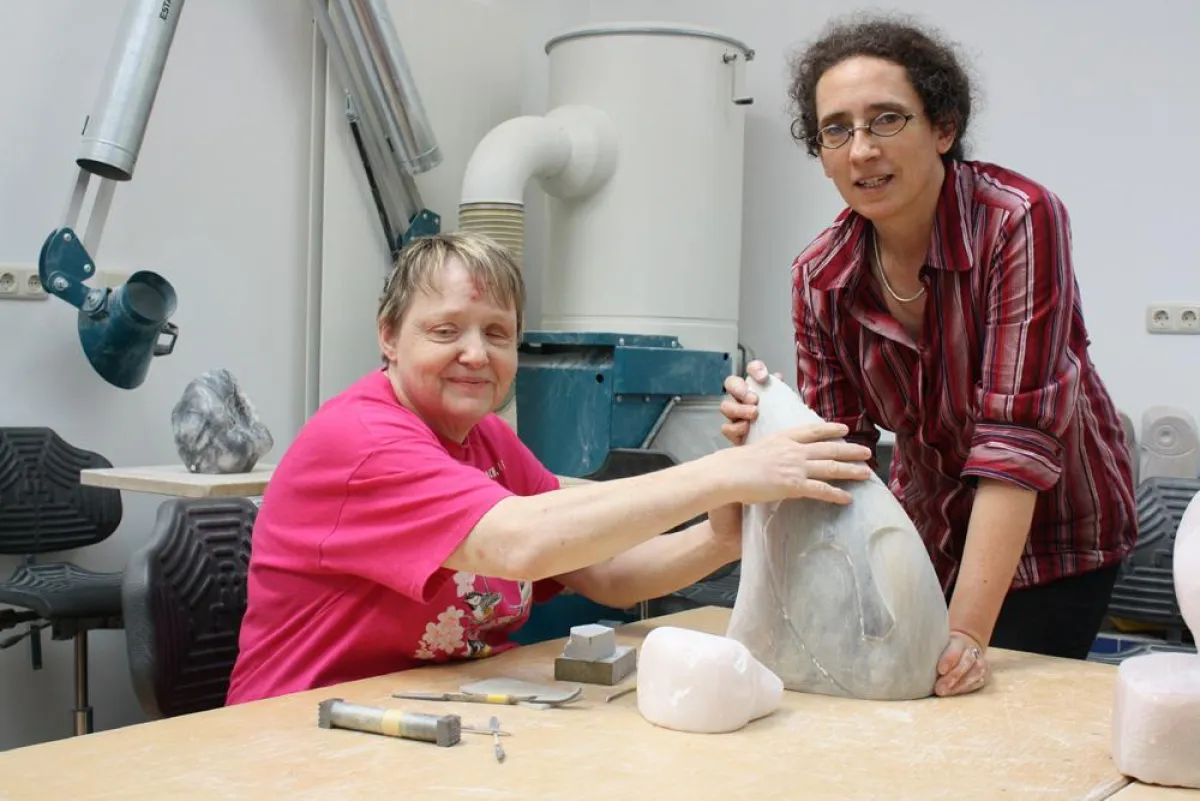 V.l. Elvi Lojewski, blinde Künstlerin, und Heike-Marei Heß, Werkstatt-Galerie 37, bei der Gestaltung einer Speckstein-Skulptur