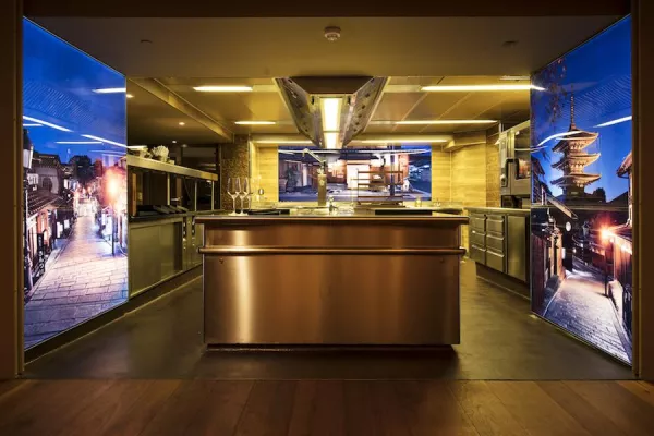 Bild: Sensationelle Leuchtkästen für Restaurant Nikkei Nine