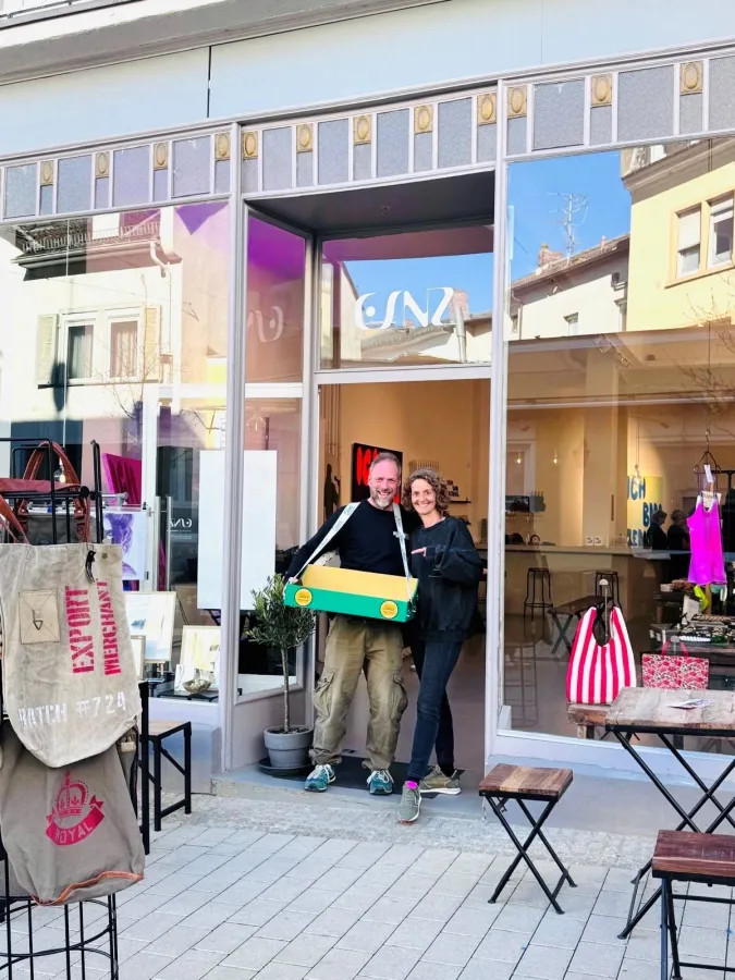 Katja Weigand, Inhaberin ESNZ Showroom und der Chef von Star Waffles in BN (© k.art studio)