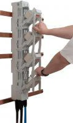 Bild: MERSEN stellt erste NH-Sicherungslastschaltleiste zum gleichzeitigen Schalten von 4 Polen vor