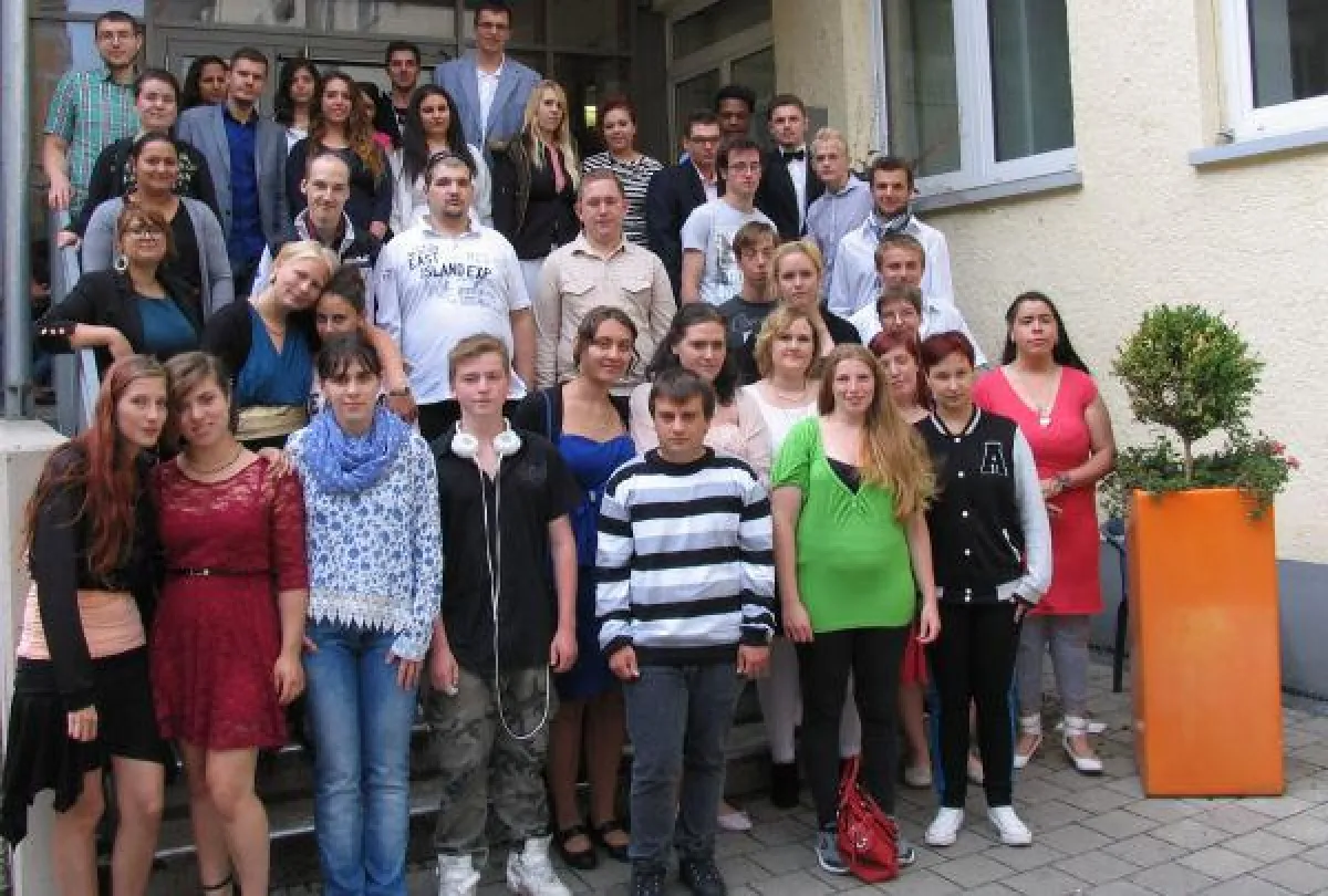 Die frisch gebackenen Fachkräfte und die Absolventen der Berufsvorbereitung des RAZ Ulm.