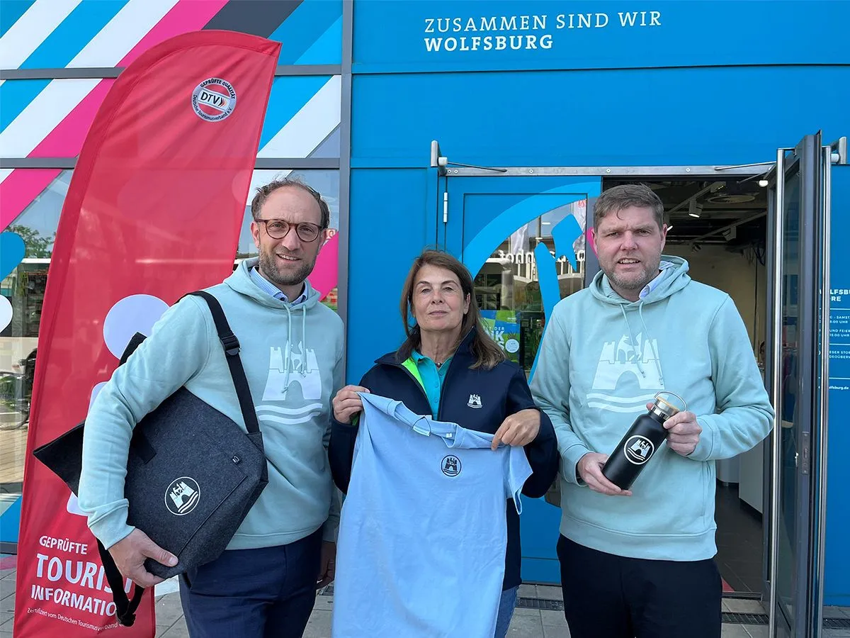 v. l. Jens Hofschröer (WMG-Geschäftsführer), Astrid Behrens (Mitarbeiterin im Wolfsburg Store) und C (© WMG Wolfsburg)