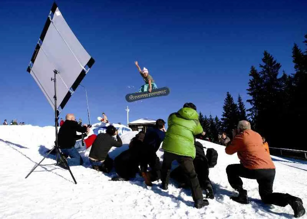 Volle Snowboardaction - perfekt fotografiert mit Sunbounce Reflektoren