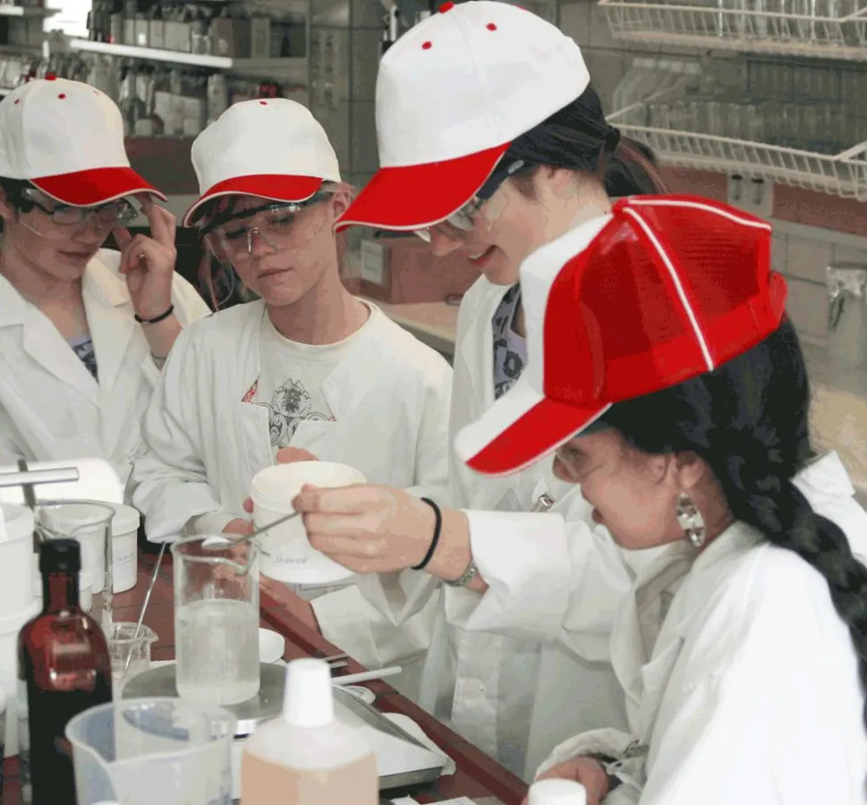 Begeisterte junge Forscherinnen am Girls Day bei NEOVITA