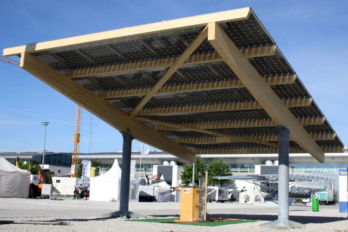 Messe-Highlight der Intersolar Europe 2012: sunside carport mit freitragendem Holzdach